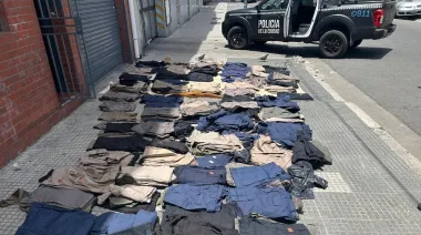 Un empleado infiel y dos cómplices: detuvieron a tres hombres por el robo de 700 pantalones en Parque Avellaneda