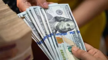 El dólar permanece estable en la previa de un día clave