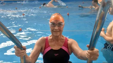 Elena Placci aprendió a nadar tras jubilarse y salió campeona a los 90 años