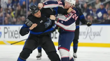 Dos jugadores de hockey sobre hielo a las trompadas: por qué la NHL permite los combates