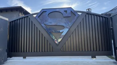 Shaquille O’Neal renovó su casa en Texas con una puerta de Superman: cómo la hizo