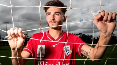 Josh Cavallo, el jugador de Australia que denunció que lo dejaron libre por ser gay