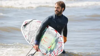 El divertido blooper de Benja Alfonso en la playa