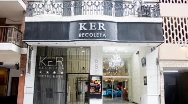 Hallaron muerta a una mujer y a su hijo de 7 años en la bañera de un hotel de Recoleta