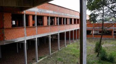 Kicillof vs Milei: la pelea por una obra sanitaria frenada