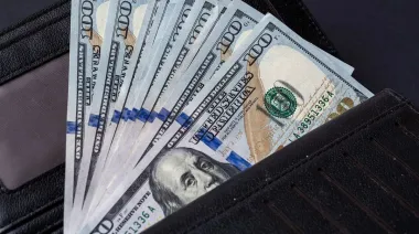 Dolar: el oficial baja $15 y el techo de la banda toca los $1.500