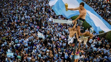 Fútbol, votos y TV Pública: la jugada de CFK, la promesa de Macri y el anuncio de Adorni