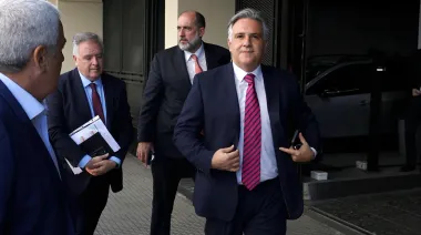 Córdoba: por qué Martín Llaryora sale a buscar USD 500 millones de apuro