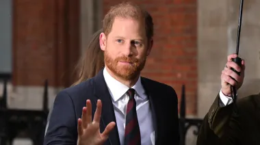El Príncipe Harry se quebró en Londres y apuntó contra el Daily Mail por Meghan