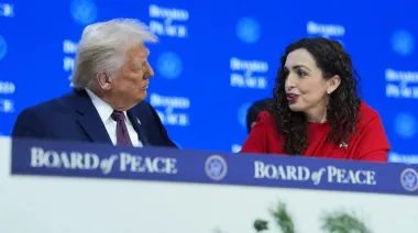 Javier Milei, Donald Trump y Kosovo en Davos: cómo esta foto toca la herida Malvinas