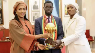 El presidente de Senegal celebró un título continental junto a sus dos esposas