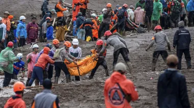 Deslizamiento en Indonesia deja 7 muertos y más de 80 desaparecidos en Java