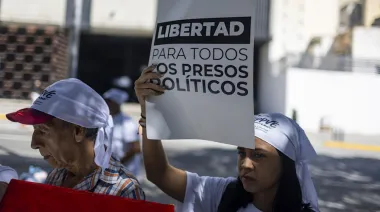 Madres encadenadas en Caracas: cómo las cárceles complican la transición