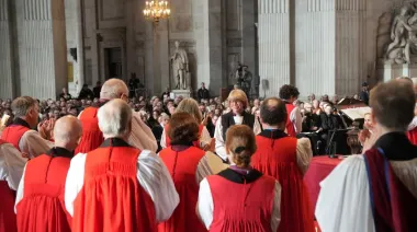 Una ceremonia medieval consagró a la primera mujer al frente del anglicanismo