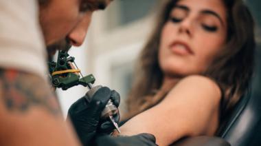 Tatuajes en Argentina: el 60% de las personas tiene la piel grabada, pero persiste el prejuicio laboral