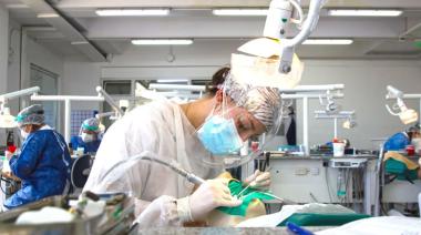 El Hospital Odontológico de la UBA atiende en verano: largas filas y precios congelados