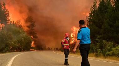 Emergencia en Chubut: corte total en la Ruta 40 entre Epuyén y El Hoyo por el avance imparable del fuego