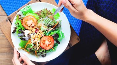 Nutrición posfiestas: cómo limpiar el organismo y ganarle al calor de enero