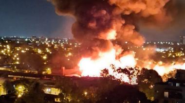 Diez dotaciones de bomberos controlaron un incendio en planta química de San Fernando