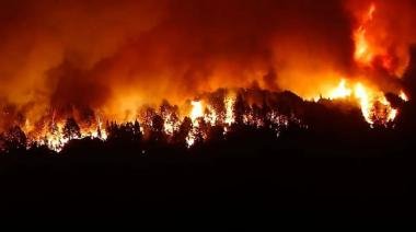 Incendio en Los Alerces: evacúan a 50 familias tras la reactivación del fuego