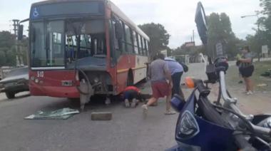 Tragedia en Merlo: tres muertos, entre ellos un bebé, al chocar una moto y un colectivo