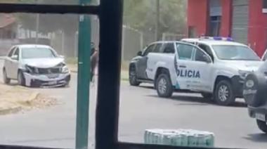 Impactante video: vuelco, tiros y fuga a pie tras una persecución policial en Merlo
