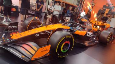 El McLaren de Fórmula 1 atrae multitudes en Mar del Plata