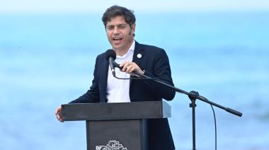 Kicillof se relanza en la Costa Atlántica y lanza una señal directa a Milei