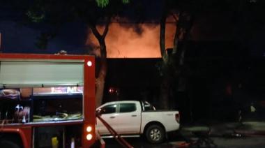 Incendio en Villa Urquiza: evacuación masiva y derrumbe en una fábrica textil durante la madrugada