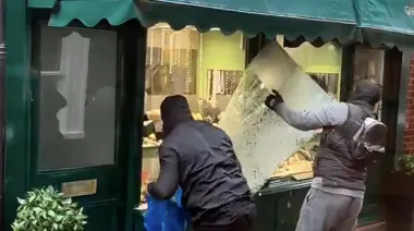 Robo relámpago en Londres: destrozan vidriera blindada y huyen con joyas