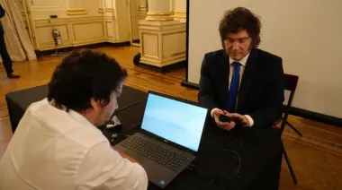 Presentan el nuevo DNI electrónico y el pasaporte: Milei fue el primero en tramitarlo
