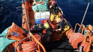 Catorce muertos tras choque entre guardacostas y bote frente a Quíos