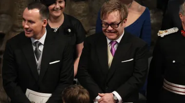 David Furnish acusa al Daily Mail de acoso ilegal y ataques homofóbicos