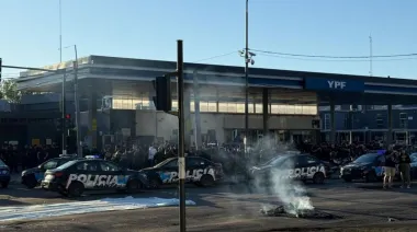 Tensión en Rosario: la Policía desalojó a familiares de efectivos que pedían mejora salarial