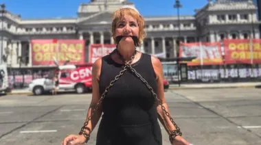 La periodista Nancy Pazos se encadenó frente al Congreso contra la reforma laboral