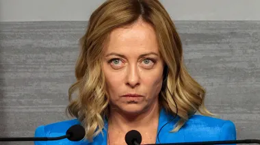 Italia habilita bloqueos navales y endurece su ley de asilo