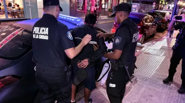 Vivía en un cajero automático y lo detuvieron por tirar una bomba molotov en el Congreso