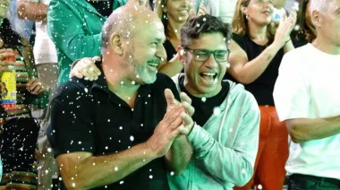 Baño de espuma para Kicillof en Ensenada: relax antes del duro desafío 2027