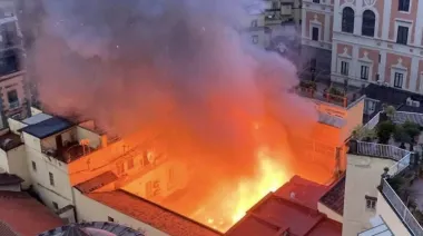 Devastador incendio destruye el Teatro Sannazaro de Nápoles