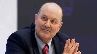 Solo 10 alumnos y un ministro clave: el curso de inglés que complica a Sturzenegger