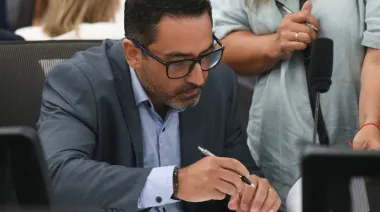 Se acercó a Kicillof, firmó para Milei: el diputado de Misiones que enfureció al peronismo