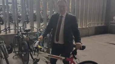 En bici al Congreso: quién es Eduardo Falcone, aliado clave de Milei para la reforma laboral