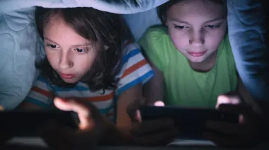 Chicos y pantallas al límite: qué quiere prohibir Marcela Pagano en TikTok y YouTube