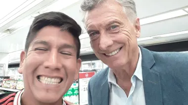 ¿Armado o real? Qué contó el joven que se sacó la foto con Macri en un supermercado