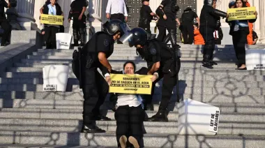 Organizaciones ambientales vs. Senado: qué desató el choque con la Policía y la prensa