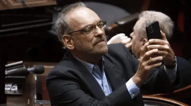 Malvinas, jogging y zapatillas: liquidaron a Fernando Iglesias en el Senado pero logró el aval para la UE