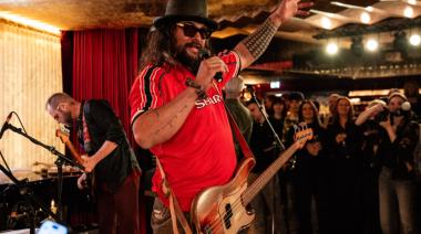 Jason Momoa reversionó a Oasis con una camiseta del Manchester United