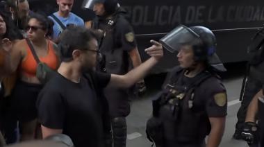 Grabois al rojo vivo: enfrentó a la policía, 'liberó' a 10 militantes y fue gaseado