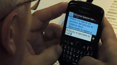 El escándalo del BlackBerry: la foto en Chubut que volvió al Senado por la Ley de Glaciares