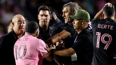 Messi le dio el triunfo a Inter Miami pero un guardia lo tackleó tras la invasión de hinchas